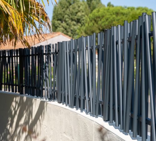 CHANTIER_saint_palais_kostum_aluminium_architecte_cloture_muret_tubes_7016_gris_anthracite_sur_mesure-(1)
